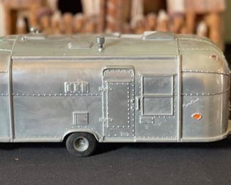 Pottery Barn Airstream Flying Cloud Model 1/18 Diecast Aluminum Toy	4.5x4.5x12in	HxWxD

