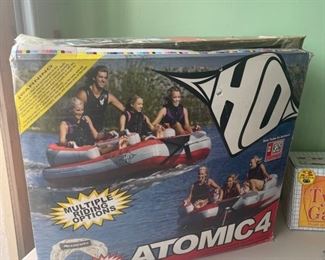 HO Atomic 4 raft 4 person towable raft		
