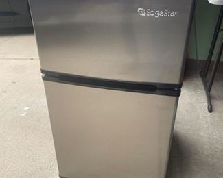 EdgeStar CRF320SS 3.1-cubic-foot Compact Fridge/ Freezer	Outside Dimensions 33X19X20	
