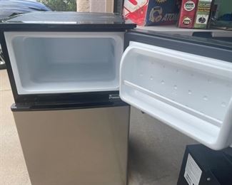 EdgeStar CRF320SS 3.1-cubic-foot Compact Fridge/ Freezer	Outside Dimensions 33X19X20	
