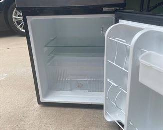 EdgeStar CRF320SS 3.1-cubic-foot Compact Fridge/ Freezer	Outside Dimensions 33X19X20	
