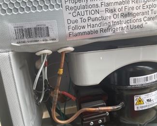 EdgeStar CRF320SS 3.1-cubic-foot Compact Fridge/ Freezer	Outside Dimensions 33X19X20	
