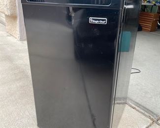 Magic Chef Small Refrigerator/freezer	Outside Dimensions 32x19x22	
