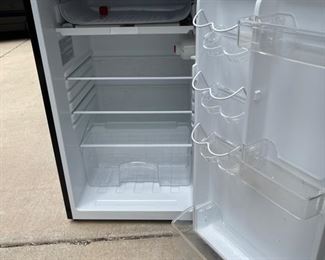 Magic Chef Small Refrigerator/freezer	Outside Dimensions 32x19x22	
