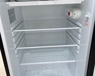 Magic Chef Small Refrigerator/freezer	Outside Dimensions 32x19x22	
