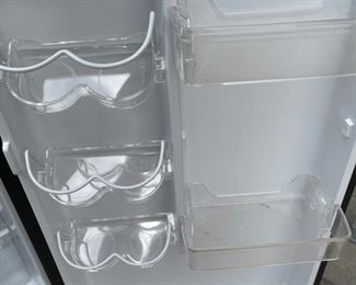 Magic Chef Small Refrigerator/freezer	Outside Dimensions 32x19x22	
