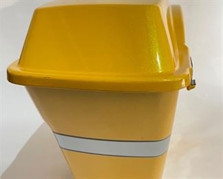 Harley Davidson Hard Saddlebags Custom Yellow Saddle Bags	15x8.5x27in	HxWxD
