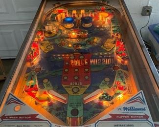 SPACE MISSION PINBALL MACHINE 1975 
	(Williams Electronics - needs repairs),