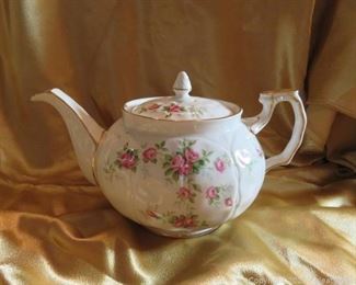 Beautiful Aynsley Bone CHina Grotto Rose Teapot