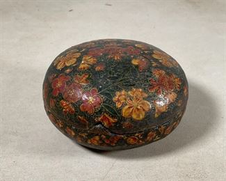 ROUND LIDDED LACQUERED BOX | Decorated with allover pattern of flowers, with gilt highlights; dia. 4-1/2 in. 