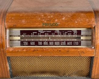 VINTAGE PHILCO TUBE RADIO | Model 42-340, circa 1940s, broadcast and short wave radio; h. 10 x w. 15-1/2 x d. 10 in. [tested working! lights up, plays radio] 