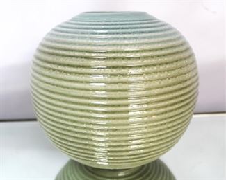 517 - Chelsea House pottery vase 9" tall