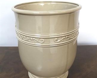 567 - Chelsea House pottery planter/vase 11 x 9