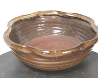 952 - Chelsea House pottery planter 13 1/2" round