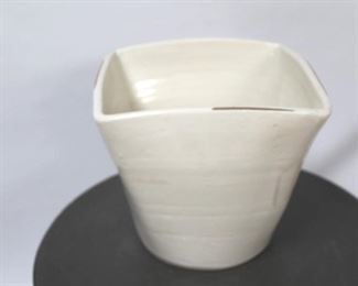 978 - Chelsea House pottery vase 10 1/2 x 10