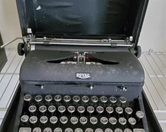 Antique Black ROYAL Quiet Typewriter w/ Original Case