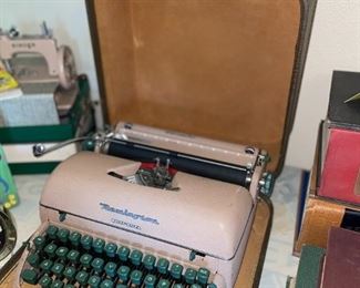 Vintage Remington Quiet-Riter Typewriter w/Case!