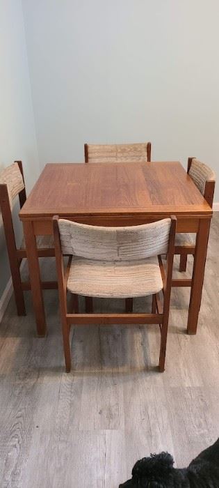 Expandable Kitchen Table & Chairs
