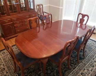 American Drew Dining Table & 8 Chairs
https://ctbids.com/#!/description/share/1017325