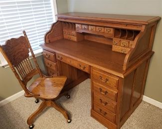 Vintage Rolltop Desk & Chair
https://ctbids.com/#!/description/share/1017408