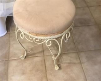 Stuffed metal stool - bathroom