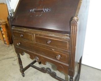 VIEW 2 LEFTSIDE MAH. DESK