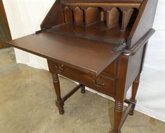 VIEW 2 INSIDE W/ PEGION HOLES 