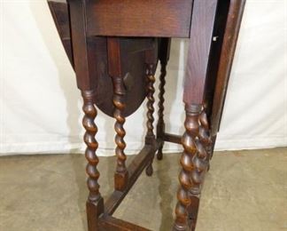 VIEW 2 CLOSEUP TWIST LEGS 