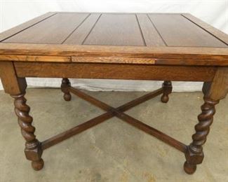 NICE OAK TABLE W/ HIDDEN LEAVES 