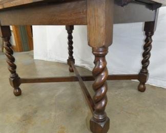 VIEW 3 CLOSEUP TWIST LEGS 