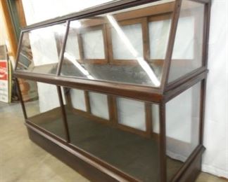 VIEW 2 RIGHTSIDE DISPLAY CASE