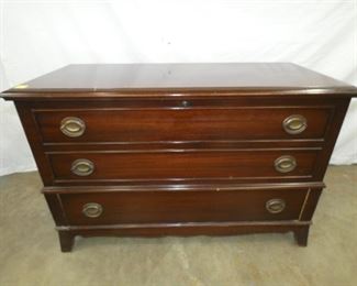 MAH. LANE BLANKET CHEST