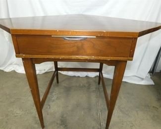 VIEW 2 CLOSEUP CORNER TABLE