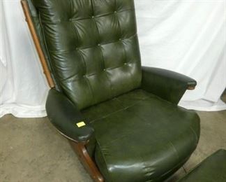 VIEW 2 CLOSEUP LEATHER CHAIR