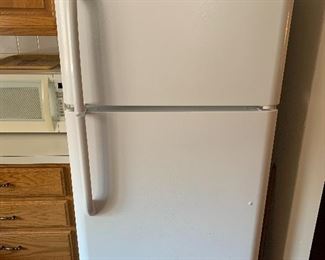 Frigidaire refrigerator/freezer with icemaker