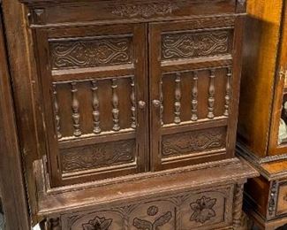 Antique sideboard/cabinet
