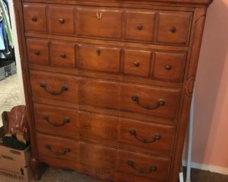 #48	Thomasville 5 drawer chest of drawers w/jewelry shelf in top drawers 41x21x51	 $275.00 		
