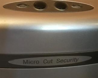 #75	staples micro cut security Spreader 	 $40.00 		
