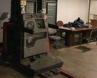 Located in: Chattanooga, TN Offsite
MFG Raymond
Model EASi-0PC30TT
Ser# EASi-95-AB11484
Electric Order Picker
Does NOT Run Or Operate
*No Battery*
True Hours Unknown
48" Forks
**Sold as is Where is**