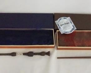 1040 LOT OF TWO HARRY POTTER THE NOBLE COLLECTION WAND REPLICAS, LOT INCLUDES PROFESSOR DUMBLEDORE & HARRY POTTER REPLICAS W/ ORIGINAL BOXES