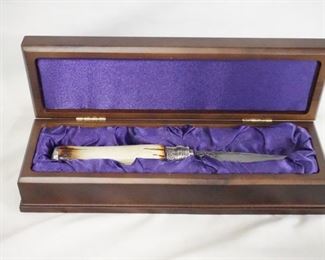 1076 HARRY POTTER THE NOBLE COLLECTION DUMBLEDORE'S KNIFE REPLICA IN FITTED DISPLAY CASE. KNIFE IS 8 IN L