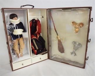 1080 FAO SCHWARZ EXCLUSIVE TONNER HARRY POTTER TRIWIZARD DOLL IN TRUNK, TRUNK CONTAINS DOLL & STAND, ACCSESORRIES, OUTFITS, FIREBOLT BROOM, THE TRIWIZARD CUP ETC. ONE CORNER PIECE IS MISSING SCREWS ON TRUNK. TRUNK IS 20 IN X 14 1/2 IN, 8 1/2 IN H