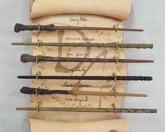 1105 HARRY POTTER DUMBLEDORE'S ARMY WAND SET W/ PLAQUE. COME'S W/ SIX WANDS; HARRY POTTER, HERMOINE GRANGER, RON WEASLEY, GINNEY WEASLEY, NEVILLE LONGBOTTOM, & LUNA LOVEGOOD. PLAQUE IS 17 IN X 11 IN.