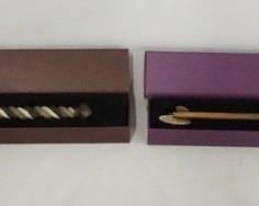 1108 LOT OF TWO HARRY POTTER THE NOBLE COLLECTION WAND REPLICAS, LOT INCLUDES; ALECTO CARROW & PROFESSOR POMONA, W/ ORIGINAL BOXES.