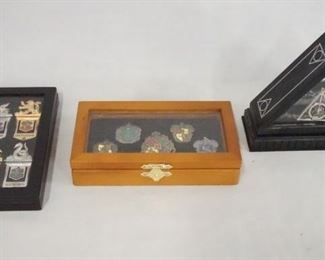 1111 LOT OF HARRY POTTER THE NOBLE COLLECTION INCLUDING A HOUSE BOOKMARK & PIN SET & A NECKALCE ALL COME IN DISPLAY CASES