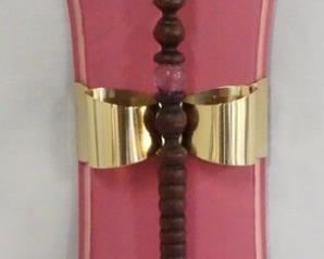 1113 HARRY POTTER THE NOBLE COLLECTION DOLORES UMBRIDE WAND REPLICA W/ PLAQUE.