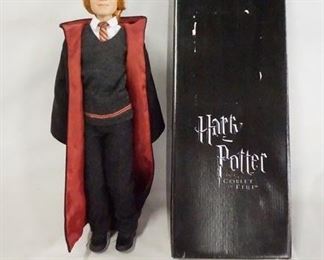 1118 HARRY POTTER TONNER DOLL RON WEASLEY AT HOGWARTS, COMES W/ STAND, BASE, WAND & ORIGINAL BOX. 17 IN H