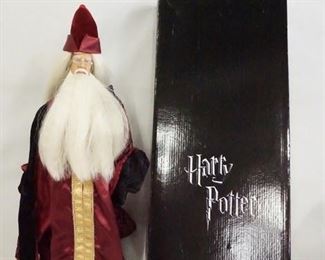 1121 HARRY POTTER TONNER DOLL PROFESSOR DUMBLEDORE, COMES W/ STAND, BASE, GLASSES, HAT & ORIGINAL BOX. 17 IN H
