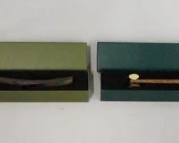 1123 LOT OF TWO THE NOBLE COLLECTION HARRY POTTER WAND REPLICAS, LOT INCLUDES SEAMUS FINNIGAN & GRINDEWALD W/ ORIGINAL BOXES.