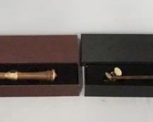 1126 LOT OF TWO THE NOBLE COLLECTION HARRY POTTER WAND REPLICAS, LOT INCLUDES KINGSLEY SHACKLEBOLT & MUNDUNGUS FLETCHER W/ ORIGINAL BOXES.